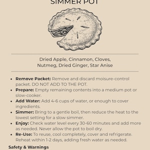 K&ouml;nnte beinhalten: Eine beige Informationskarte f&uuml;r den Grandma's Apple Pie Simmer Pot von The Mossy Oak. Sie zeigt eine schwarze Strichzeichnung eines Apfelkuchens, eine Zutatenliste mit getrockneten &Auml;pfeln, Zimt, Nelken, Muskat, Ingwer und Sternanis sowie Anweisungen.