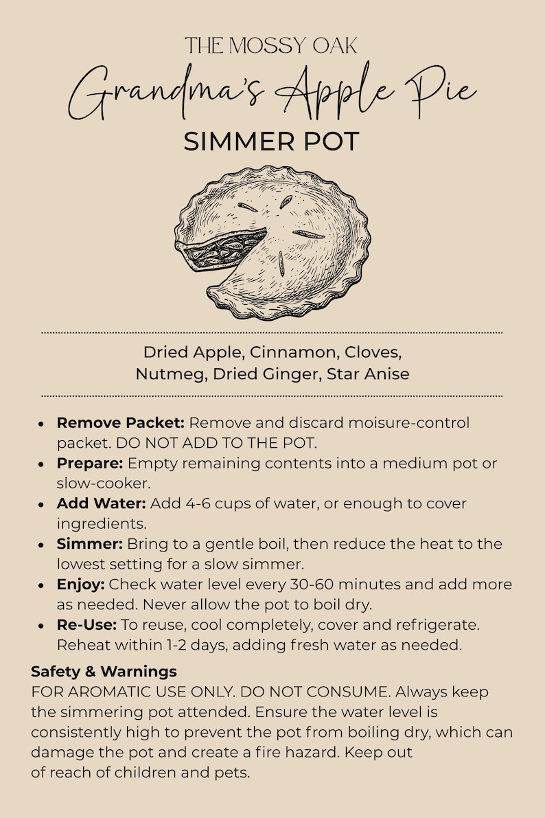 K&ouml;nnte beinhalten: Eine beige Informationskarte f&uuml;r den Grandma's Apple Pie Simmer Pot von The Mossy Oak. Sie zeigt eine schwarze Strichzeichnung eines Apfelkuchens, eine Zutatenliste mit getrockneten &Auml;pfeln, Zimt, Nelken, Muskat, Ingwer und Sternanis sowie Anweisungen.