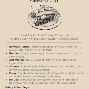 K&ouml;nnte beinhalten: Eine beige Informationskarte f&uuml;r den The Mossy Oak Cherry Pie Simmer Pot. Sie zeigt eine schwarz-wei&szlig;e Strichzeichnung eines Kirschkuchenst&uuml;cks, eine Zutatenliste mit getrockneten &Auml;pfeln und Kirschen sowie detaillierte Anweisungen zur aromatischen Nutzung.