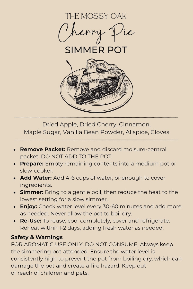 K&ouml;nnte beinhalten: Eine beige Informationskarte f&uuml;r den The Mossy Oak Cherry Pie Simmer Pot. Sie zeigt eine schwarz-wei&szlig;e Strichzeichnung eines Kirschkuchenst&uuml;cks, eine Zutatenliste mit getrockneten &Auml;pfeln und Kirschen sowie detaillierte Anweisungen zur aromatischen Nutzung.