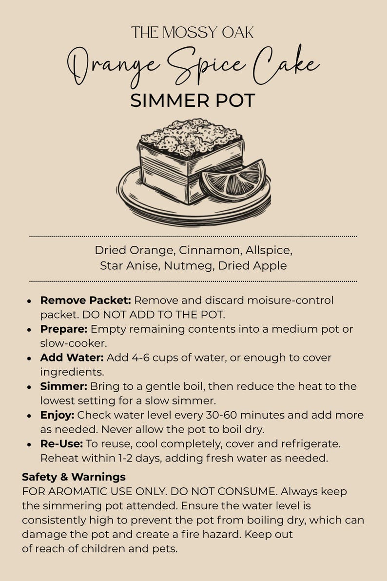 K&ouml;nnte beinhalten: Ein Produktetikett f&uuml;r The Mossy Oak Orange Spice Cake Simmer Pot. Es zeigt eine Strichzeichnung eines Kuchens und einer Orangenscheibe sowie eine Zutatenliste mit getrockneter Orange, Zimt, Piment, Sternanis, Muskatnuss und getrocknetem Apfel.