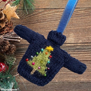 Handgestrickter Mini Weihnachtspullover, Baumschmuck in Marineblau