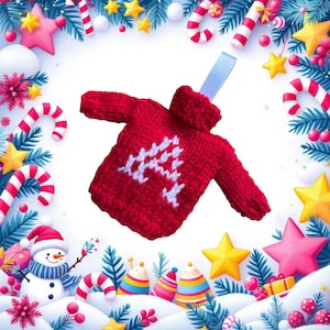 Peut inclure: Ornement de Noël en forme de pull rouge tricoté avec un motif d'arbre blanc. Il est suspendu à un ruban bleu. L'image est encadrée de décorations festives, dont des cannes en sucre d'orge, des étoiles et un bonhomme de neige.