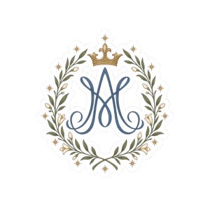 Può includere: Un adesivo con un monogramma calligrafico blu delle lettere AM centrato all'interno di una corona circolare di foglie verdi e boccioli di giglio bianchi. Una corona dorata si trova sopra il monogramma e piccole stelle dorate circondano il disegno.
