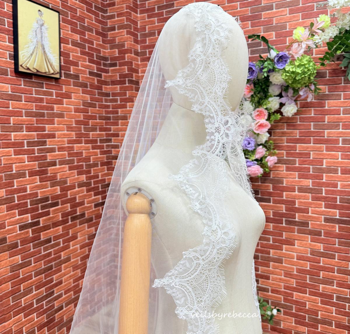 1 Tier Chantilly Lace Mantilla Wedding Veil, Cathedral  display picture 2