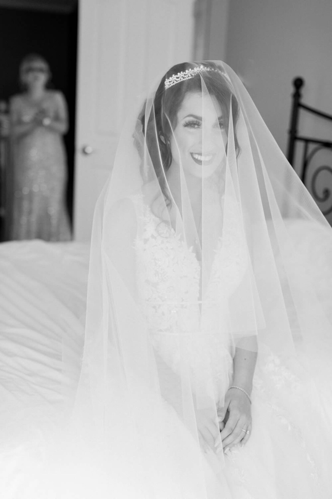2 Tier Wedding Bridal Veil With Metal Comb Sequin Lace Long Red Black White Ivory F08