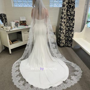 1 stufiger teilweise breiter Brautschleier aus weißer Chantilly Spitze mit Wimpernspitze, Chantilly Brautschleier aus weißer Spitze V612E