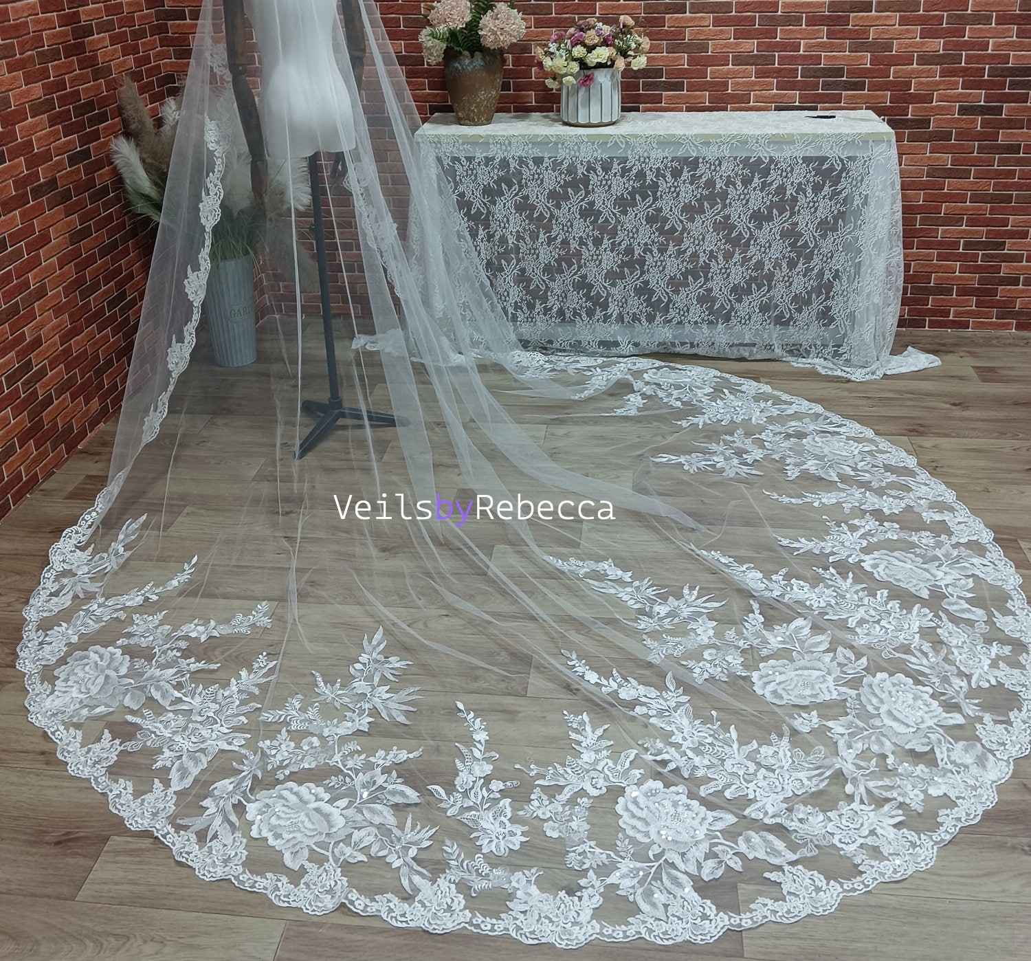 【C15261】VEIL 1.5 LESSON 01 Ivory Single Tier Pearl Waltz Length Veil with Floral Lace Edge
