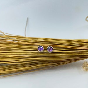 Amethistoorbellen, amethistoorbellen, geboortesteensieraden, geboortesteenoorbel, geboortesteen februari, sierlijke steker, kleine oorbel, eenvoudige oorbellen
