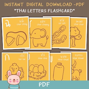 Könnte beinhalten: Ein Satz von acht thailändischen Alphabet-Flashcards mit Illustrationen verschiedener Objekte. Jede Karte hat einen gelben Hintergrund mit braunem Rand und enthält den thailändischen Buchstaben, die romanisierte Schreibweise und die englische Übersetzung. Die Illustrationen umfassen eine Glocke, einen Elefanten, eine Kette, einen Baum, ein Huhn, ein Nest mit Eiern, eine Flasche und einen Büffel.
