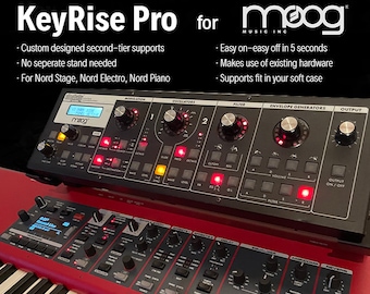 Puede incluir: Un sintetizador KeyRise Pro negro con múltiples perillas, botones y una pantalla, apilado sobre un teclado rojo. El sintetizador tiene el logotipo de Moog y el texto "KeyRise Pro for Moog".