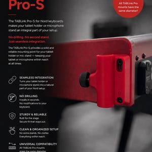 Può includere: Una staffa di montaggio rossa TABLink Pro-S fissata a una tastiera rossa. Il supporto presenta un alloggiamento cilindrico con una manopola di regolazione nera ed è fissato con due viti. Il testo nell'immagine include TABLink Pro-S, caratteristiche e vantaggi.