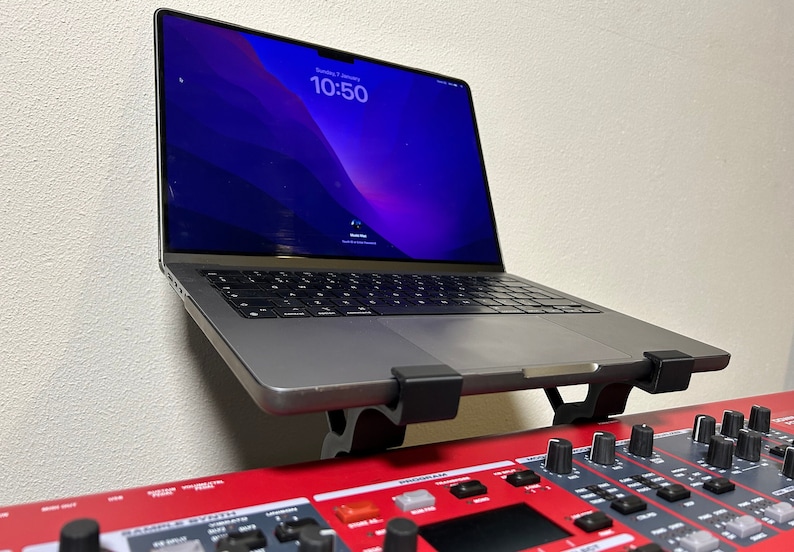 With a 14 inch MacBook Pro 2021. Fits most laptops, and you can position it across the width of your keyboard. NO drilling required!