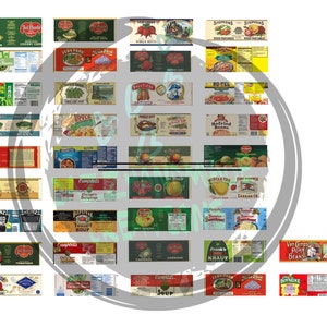 Può includere: Una collezione di etichette di lattine di cibo in stile vintage che presentano vari prodotti come fagiolini, mais, pomodori, zuppa e fagioli al forno. Le etichette sono colorate e presentano illustrazioni dei prodotti.