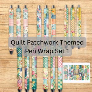 Può includere: Un set di penne colorate con disegni a patchwork. Le penne presentano motivi floreali, a pois e a quadri in vari colori, tra cui rosa, blu e giallo. Il testo "Quilt Patchwork Themed Pen Wrap Set 1" è visibile.