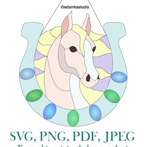 以下が含まれることがあります： 馬の頭が2つ、蹄鉄の形の中に描かれたステンドグラスのパターンです。馬は白で、たてがみと尻尾は黄色です。蹄鉄は薄い青色で、縁には緑と青の宝石が飾られています。このパターンは、ステンドグラスのペンダント、パッチワーク、刺繍、アップリケを作るためのものです。