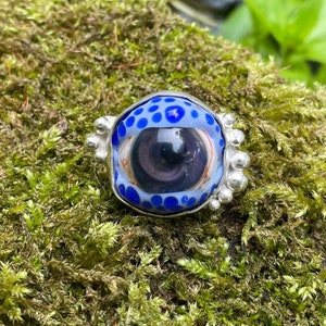 Fabuloso monstruo feo alienígena vidrio y plata globo ocular broche/pin de solapa