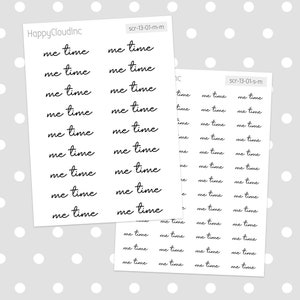 以下が含まれることがあります： 手書きのフォントで「me time」というテキストが複数回繰り返された、印刷可能なプランナー用ステッカーのシートです。