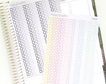 Könnte beinhalten: Drei Blätter Planer-Aufkleber mit einem Raster aus kleinen Quadraten. Das erste Blatt hat schwarze Quadrate auf weißem Hintergrund. Das zweite Blatt hat einen Farbverlauf von gelben, orangefarbenen, roten und rosafarbenen Quadraten auf weißem Hintergrund. Das dritte Blatt hat einen Farbverlauf von blauen, grünen und violetten Quadraten auf weißem Hintergrund.