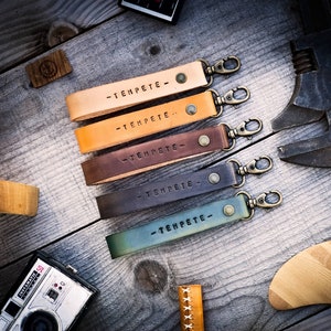 Custom leather keychain, vegetable tanned leather, customizable gift, keychain.