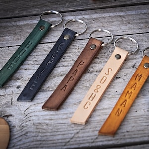 Custom leather keychain, vegetable tanned leather, customizable gift, keychain, chocolate, black vintage or honey color.