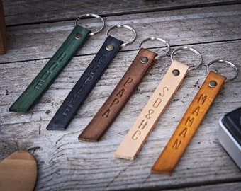 Custom leather keychain, vegetable tanned leather, customizable gift, keychain, chocolate, black vintage or honey color.