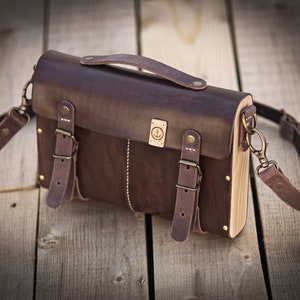 Leather and wood shoulder bag. Vegetable tanning leather and beech wood. Chocolate color.