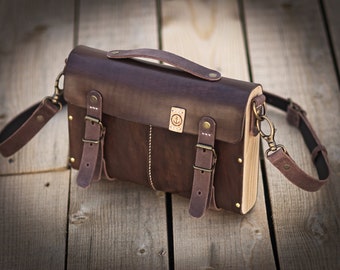 Leather and wood shoulder bag. Vegetable tanning leather and beech wood. Chocolate color.