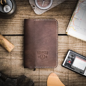 Porte passeport en cuir, couverture de passeport cuir couleur Chocolat.