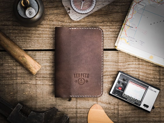 Porte passeport en cuir, couverture de passeport cuir couleur Chocolat.