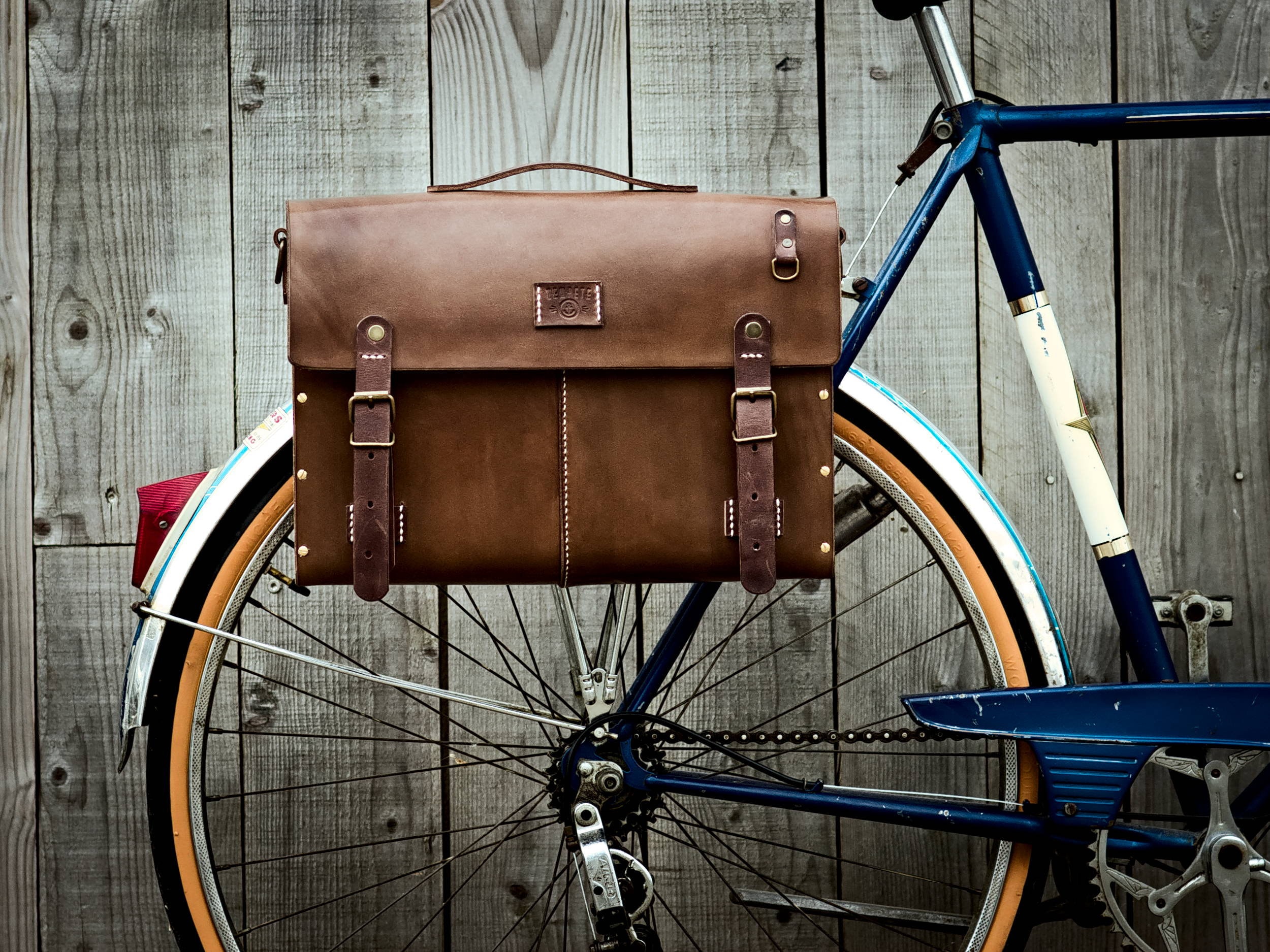 Shoulder bag in vegtanned leather and beech wood. Handbag | Etsy