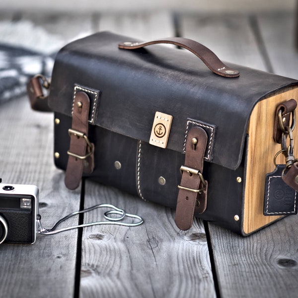 Cameratas van leer en hout. Leren tas voor digitale reflex en lenzen.