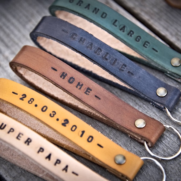 Llavero de cuero personalizado, regalo hecho a mano personalizable, llavero grabado a la antigua usanza, idea de regalo de Navidad hecha en Francia.