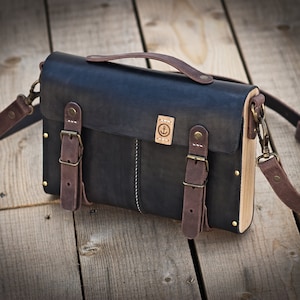 Shoulder bag in vegtanned leather and beech wood. Handbag, leather and wooden bag.
