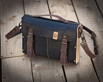 Sac bandoulière en cuir tannage végétal et bois de hêtre. Sac à main cuir et bois. Couleur Noir Vintage.