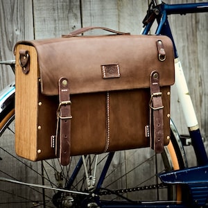 Sac bandoulière, sacoche vélo, cartable homme, sac messenger. Cuir tannage végétal et bois de chêne.