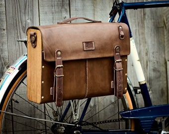 Shoulder bag in vegtanned leather and beech wood. Handbag, leather and wooden bag.