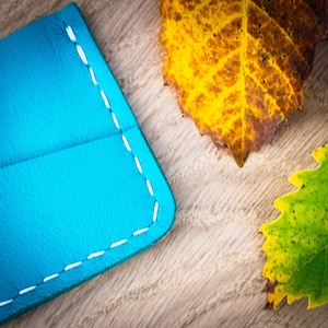 Porte carte minimaliste, bois et cuir turquoise légèrement grainé. Finition huilée.