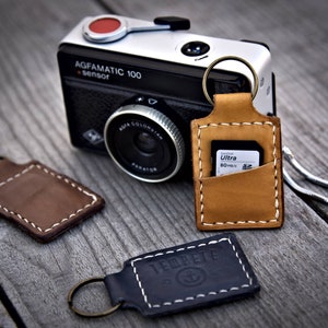 Porte clé carte SD cuir. Étui carte SD pour photographe. Personnalisable.