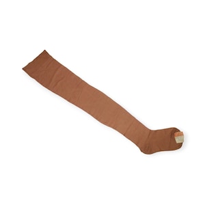 Peut inclure: Une paire de bas en résille cuisse haute de couleur marron avec une couture à l'arrière de la jambe.