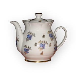 以下が含まれることがあります： 蓋、取っ手、注ぎ口が付いた白い磁器のティーポット。 ティーポットは、青い花の模様と金のアクセントで装飾されています。 リムと蓋の上部は金でトリミングされています。 お茶を出すためのクラシックな作品。