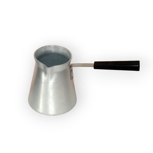 Vintage aluminium koffie Cezve: Turkse koffiepot, retro keuken uit de USSR