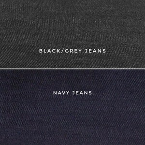 Puede incluir: Primer plano de dos muestras de tejido vaquero. La muestra superior es un vaquero gris oscuro con el texto "BLACK/GREY JEANS". La muestra inferior es un vaquero azul oscuro con el texto "NAVY JEANS".