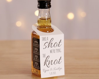 Take a Shot We're Tying the Knot Mini Flaschenanhänger Editable Digital Download | Verlobungsgeschenke, Gastgeschenke für Junggesellinnenabschienen