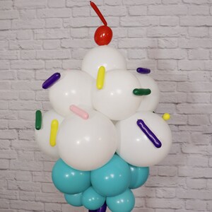 Pu&ograve; includere: Una scultura di cono gelato a palloncino con palloncini bianchi per il gelato, palloncini blu per il cono e palloncini colorati per le code.