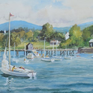 Puede incluir: Una pintura de acuarela de una escena de puerto con veleros atracados en un muelle. La pintura presenta un cielo azul con nubes blancas, árboles verdes y una cordillera en el fondo. Hay varios veleros en el agua, algunos con gente a bordo. La pintura está firmada "Wini Smart" en la esquina inferior derecha.