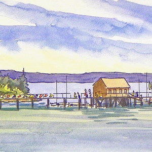 Könnte beinhalten: Ein Aquarellbild einer Holzsteg mit einem kleinen Gebäude darauf. Der Steg ist von Wasser umgeben und im Hintergrund befinden sich Bäume und ein bewölkter Himmel.