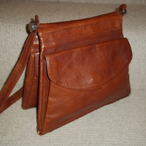 Sac à bandoulière « STYLE ART DECO » en cuir fauve des années 1980, fourre-tout, rabattable, sac interchangeable