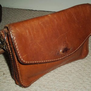 Petit sac à bandoulière unisexe vintage en cuir italien marron clair. Sac à bandoulière, messager, sac en cuir de qualité