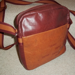 Vintage 1970er Esprit Tan & Burgundy Kunstleder Messenger Bag, Crossbody, Logo, Unisex Tasche
